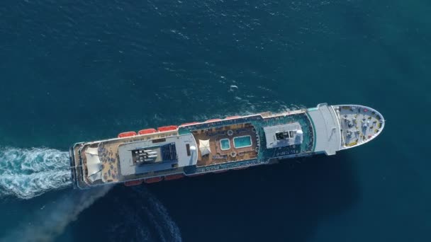 Navio turístico no mar azul, vista aérea — Vídeo de Stock