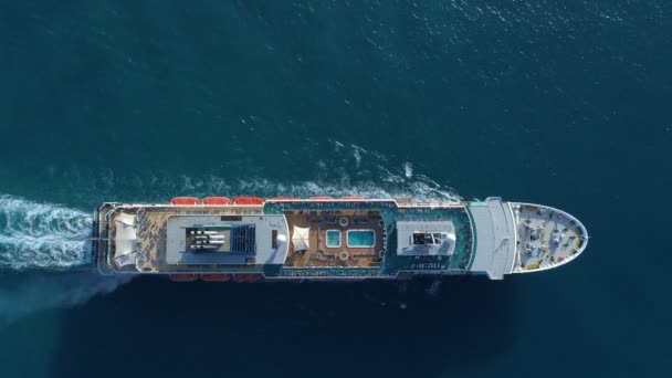 Nave turística en el mar azul, vista aérea — Vídeos de Stock