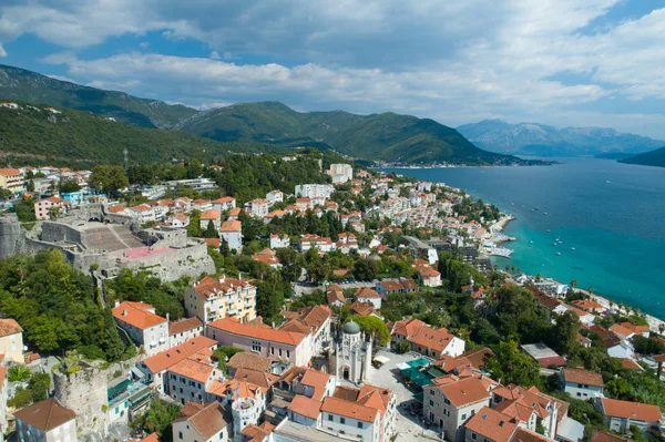 Vista aérea de la ciudad de Herceg Novi, puerto deportivo y Forte Mare veneciano, bahía de Boka Kotorska del mar Adriático — Foto de Stock