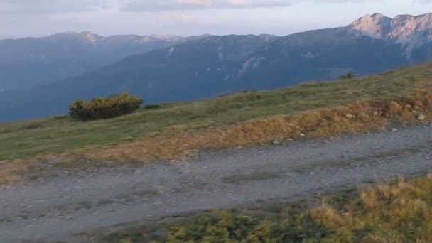 Femme courant sur une route de campagne au coucher du soleil . — Video