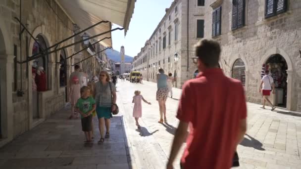 Dubrovnik, Croacia - 19 de julio de 2016: Calle Stradun en el casco antiguo — Vídeos de Stock