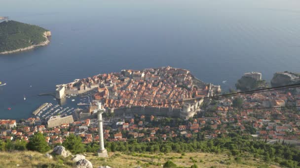 Nézd a régi város Dubrovnik Cable Car elhaladó naplemente — Stock videók
