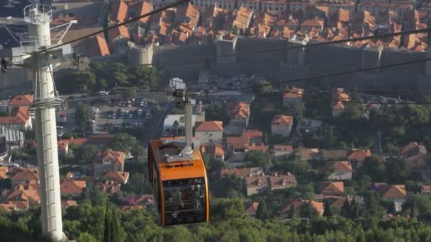 Uitzicht op de oude stad Dubrovnik kabelbaan passerende zonsondergang — Stockvideo