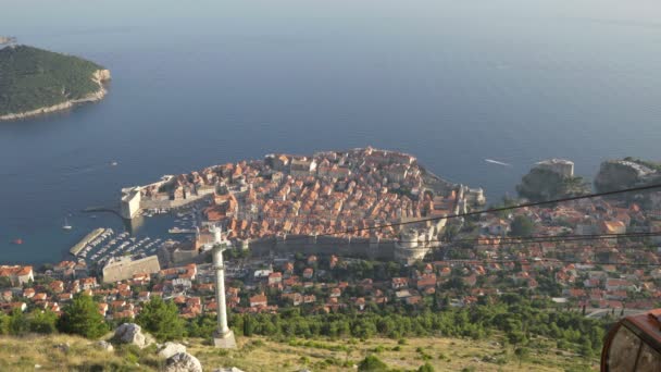 Vista de la Ciudad Vieja Dubrovnik Cable Car Pasando Por Atardecer — Vídeos de Stock