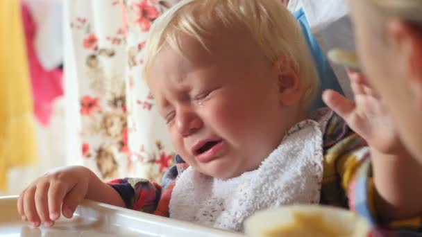 Bebé molesto con lágrima en la mejilla — Vídeos de Stock