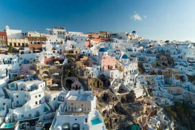 Santorini Yunanistan üzerindeki Oia kentinin üzerinde uçan hava manzarası
