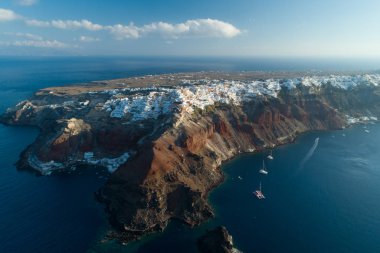 Santorini Yunanistan üzerindeki Oia kentinin üzerinde uçan hava manzarası