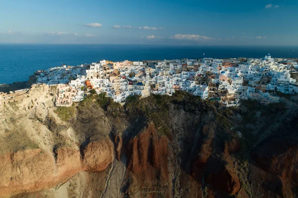 Vista aérea volando sobre la ciudad de Oia en Santorini Grecia — Foto de Stock