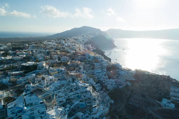 Vista aérea volando sobre la ciudad de Oia en Santorini Grecia — Foto de Stock