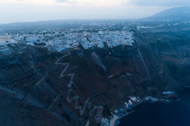 Ünlü Yunan tatil Thira güneş doğmadan önce havadan görünümü.