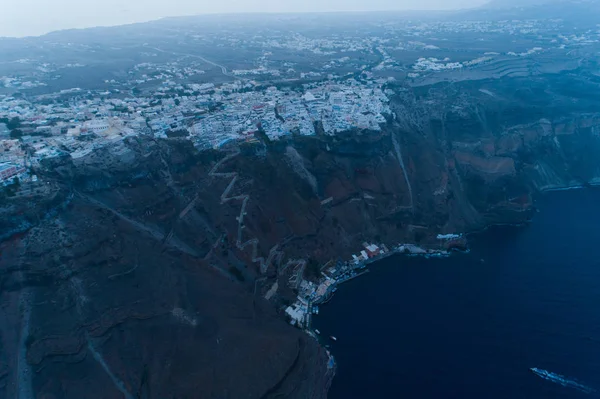 Luftaufnahme des berühmten griechischen Urlaubsorts thira vor Sonnenaufgang. — Stockfoto