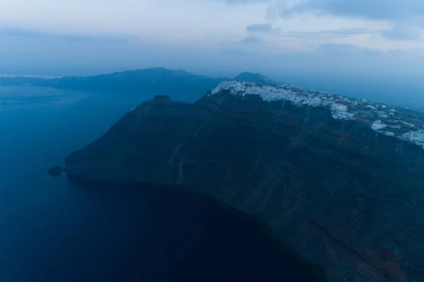 Vista aérea del famoso complejo griego Thira antes del amanecer . — Foto de Stock