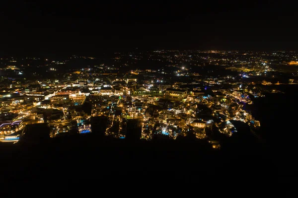 Ünlü Yunan tatil Thira gece havadan görünümü.