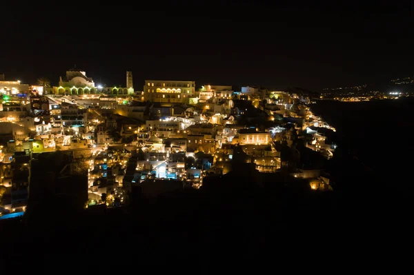 Αεροφωτογραφία του διάσημο ελληνικό resort Θήρα τη νύχτα. — Φωτογραφία Αρχείου