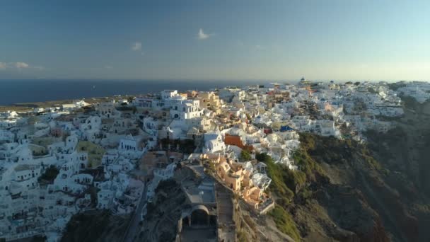 Santorini Yunanistan üzerindeki Oia kentinin üzerinde uçan hava manzarası — Stok video