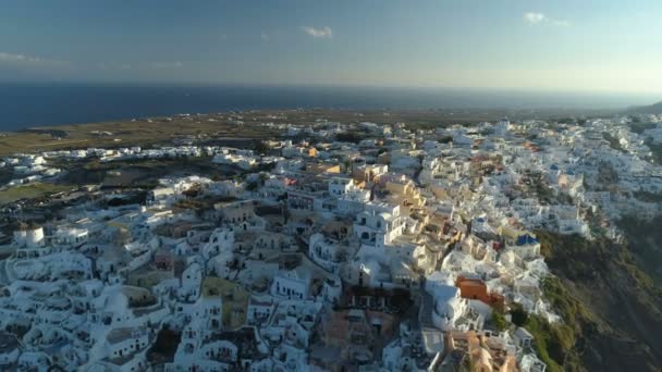 Vista aérea sobrevoando a cidade de Oia em Santorini Grécia — Vídeo de Stock