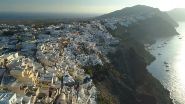 Santorini Yunanistan üzerindeki Oia kentinin üzerinde uçan hava manzarası — Stok video