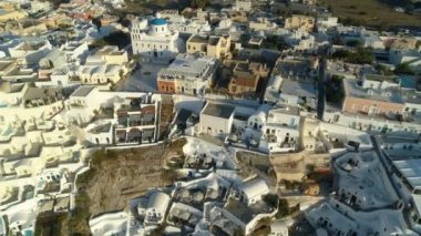 Santorini Yunanistan üzerindeki Oia kentinin üzerinde uçan hava manzarası