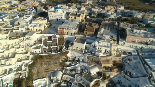 Veduta aerea che sorvola la città di Oia su Santorini Grecia — Video Stock
