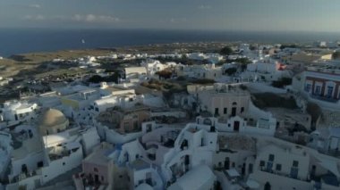 Santorini Yunanistan üzerindeki Oia kentinin üzerinde uçan hava manzarası