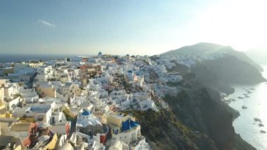 Santorini Yunanistan üzerindeki Oia kentinin üzerinde uçan hava manzarası