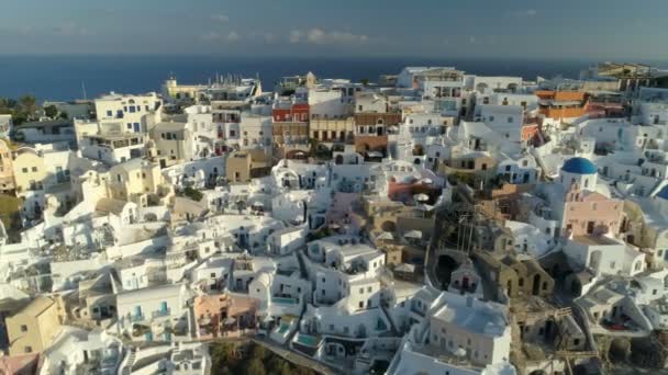 Vista aérea volando sobre la ciudad de Oia en Santorini Grecia — Vídeos de Stock