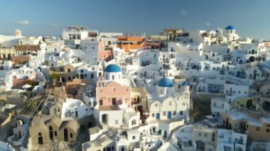 Santorini Yunanistan üzerindeki Oia kentinin üzerinde uçan hava manzarası