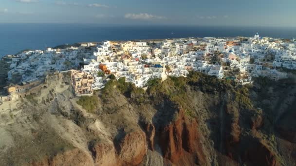 Vista aérea volando sobre la ciudad de Oia en Santorini Grecia — Vídeo de stock