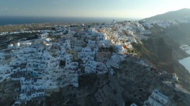 Santorini Yunanistan üzerindeki Oia kentinin üzerinde uçan hava manzarası