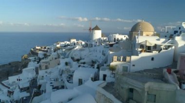 Santorini Yunanistan üzerindeki Oia kentinin üzerinde uçan hava manzarası
