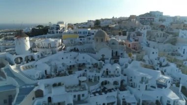 Santorini Yunanistan üzerindeki Oia kentinin üzerinde uçan hava manzarası