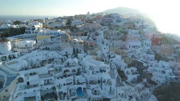 Santorini Yunanistan üzerindeki Oia kentinin üzerinde uçan hava manzarası — Stok video