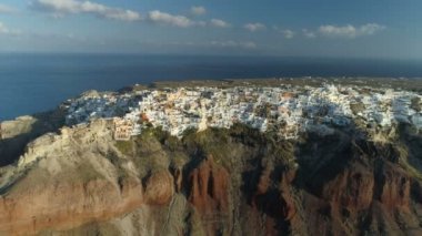 Santorini Yunanistan üzerindeki Oia kentinin üzerinde uçan hava manzarası
