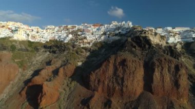 Santorini Yunanistan üzerindeki Oia kentinin üzerinde uçan hava manzarası