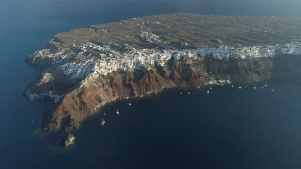 Flygfoto flyger över staden Oia på Santorini Grekland — Stockvideo