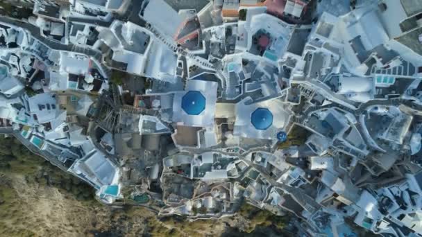 Vista aérea volando sobre la ciudad de Oia en Santorini Grecia — Vídeos de Stock