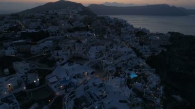 Santorini Yunanistan üzerindeki Oia kentinin üzerinde uçan hava manzarası