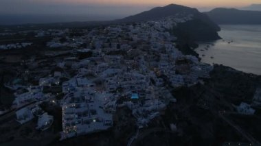 Santorini Yunanistan üzerindeki Oia kentinin üzerinde uçan hava manzarası