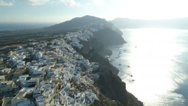 Letecký Pohled Letící Nad Města Oia Santorini Řecko Brzy Ráno — Stock video