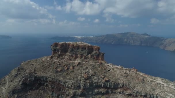 Vuelo alrededor de la roca de Skaros en Santorini — Vídeos de Stock