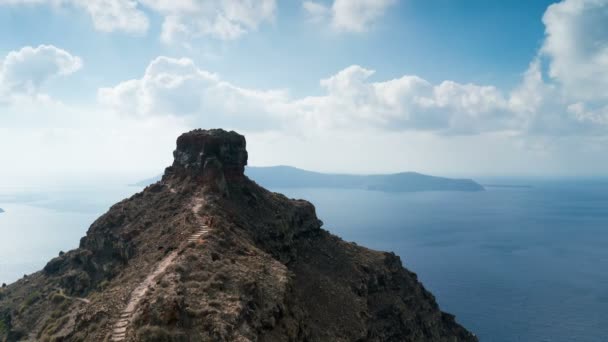 Um lapso de tempo com vista para a rocha Skaros em Santorini . — Vídeo de Stock