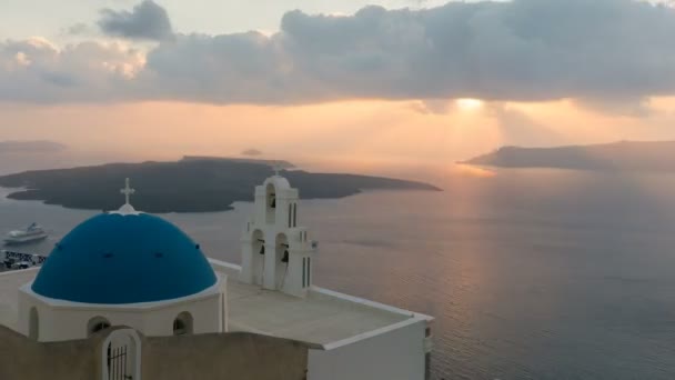 Zachód słońca nad Morze Egejskie z widoku do Dziewicy Maryi Kościół katolicki trzy dzwony Fira — Wideo stockowe
