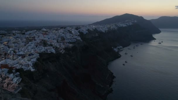 Widok z lotu ptaka nad miastem Oia na Santorini Grecja — Wideo stockowe