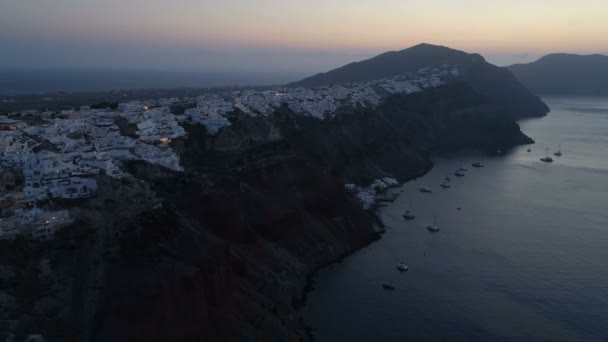 Luftbild, das die Stadt Oia auf Santorin überfliegt Griechenland — Stockvideo