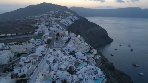 Vue aérienne survolant la ville de Oia sur Santorin, Grèce