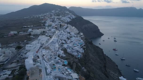 Vista aérea sobrevoando a cidade de Oia em Santorini Grécia — Vídeo de Stock