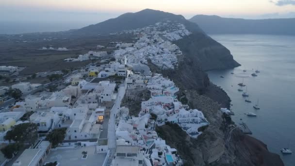 Luftbild, das die Stadt Oia auf Santorin überfliegt Griechenland — Stockvideo