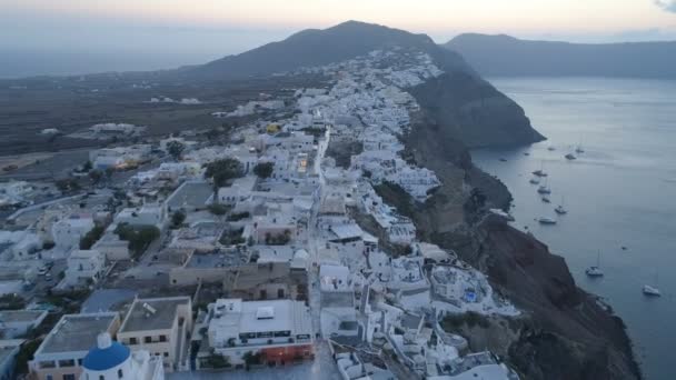 サントリーニ島ギリシャのオア市上空を飛行する空中ビュー — ストック動画
