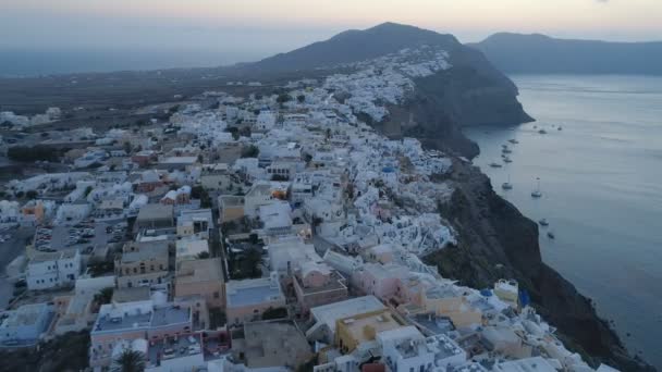 Letecký pohled letící nad městem Oia na Santorini Řecko — Stock video