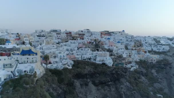 Vista aérea volando sobre la ciudad de Oia en Santorini Grecia — Vídeos de Stock